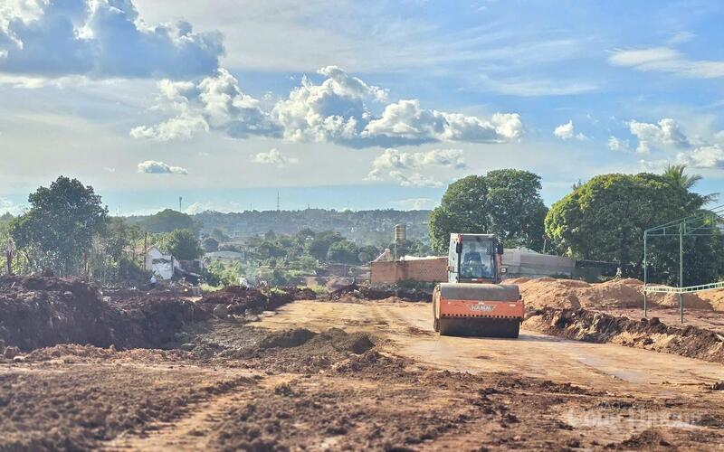 Các đơn vị đang gấp rút thi công dự án đường Nguyễn Văn Linh. Ảnh: Hiền Mai