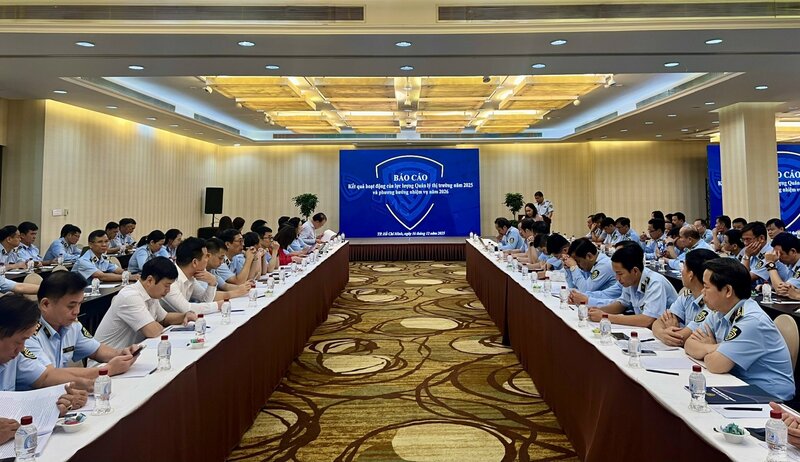 Lực lượng Quản lý thị trường tổng kết công tác năm 2025, triển khai nhiệm vụ năm 2026. Ảnh: Lưu Quyên