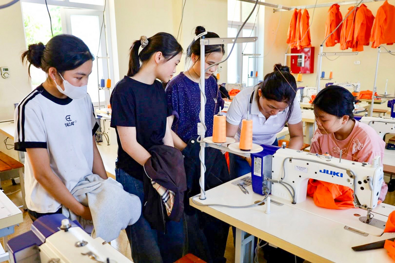 Tư vấn hướng nghiệp học nghề và giới thiệu việc làm cho học sinh vùng đồng bào dân tộc thiểu số, miền núi