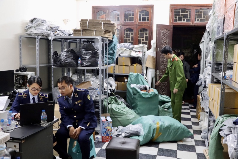 Toàn bộ hàng hóa có dấu hiệu vi phạm bị lực lượng chức năng niêm phong tạm giữ. Ảnh: Đội Quản lý thị trường số 17