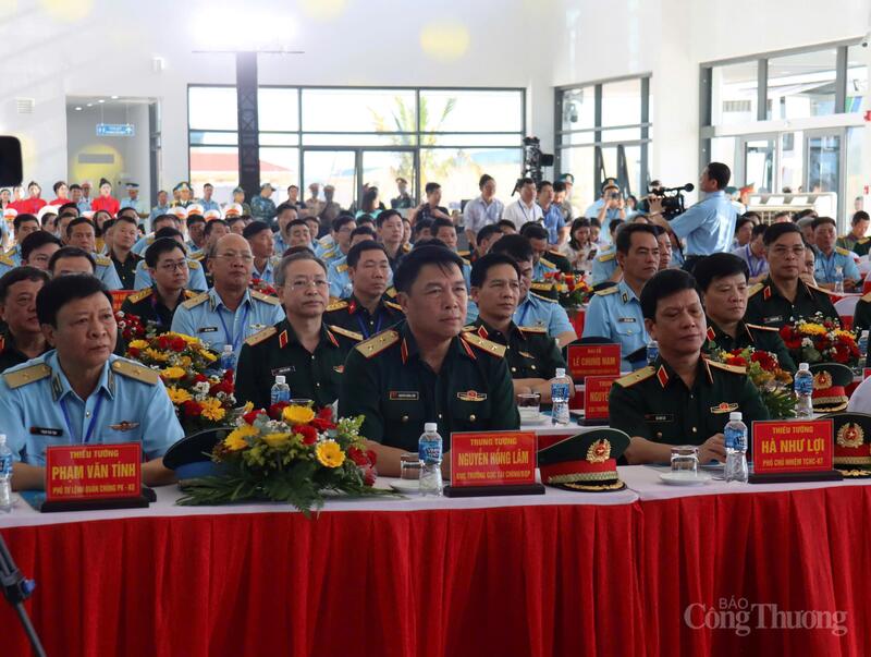 Các đại biểu tham dự Lễ khánh thành sân bay quân sự Phan Thiết. Ảnh: Diễm Thương