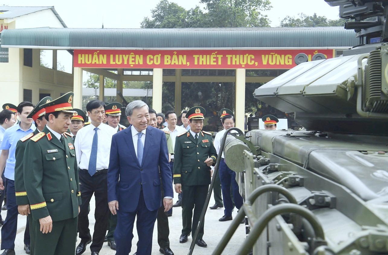 Quân đội Nhân dân vững bước dưới cờ Đảng quang vinh Quân đội Nhân dân vững bước dưới cờ Đảng quang vinh