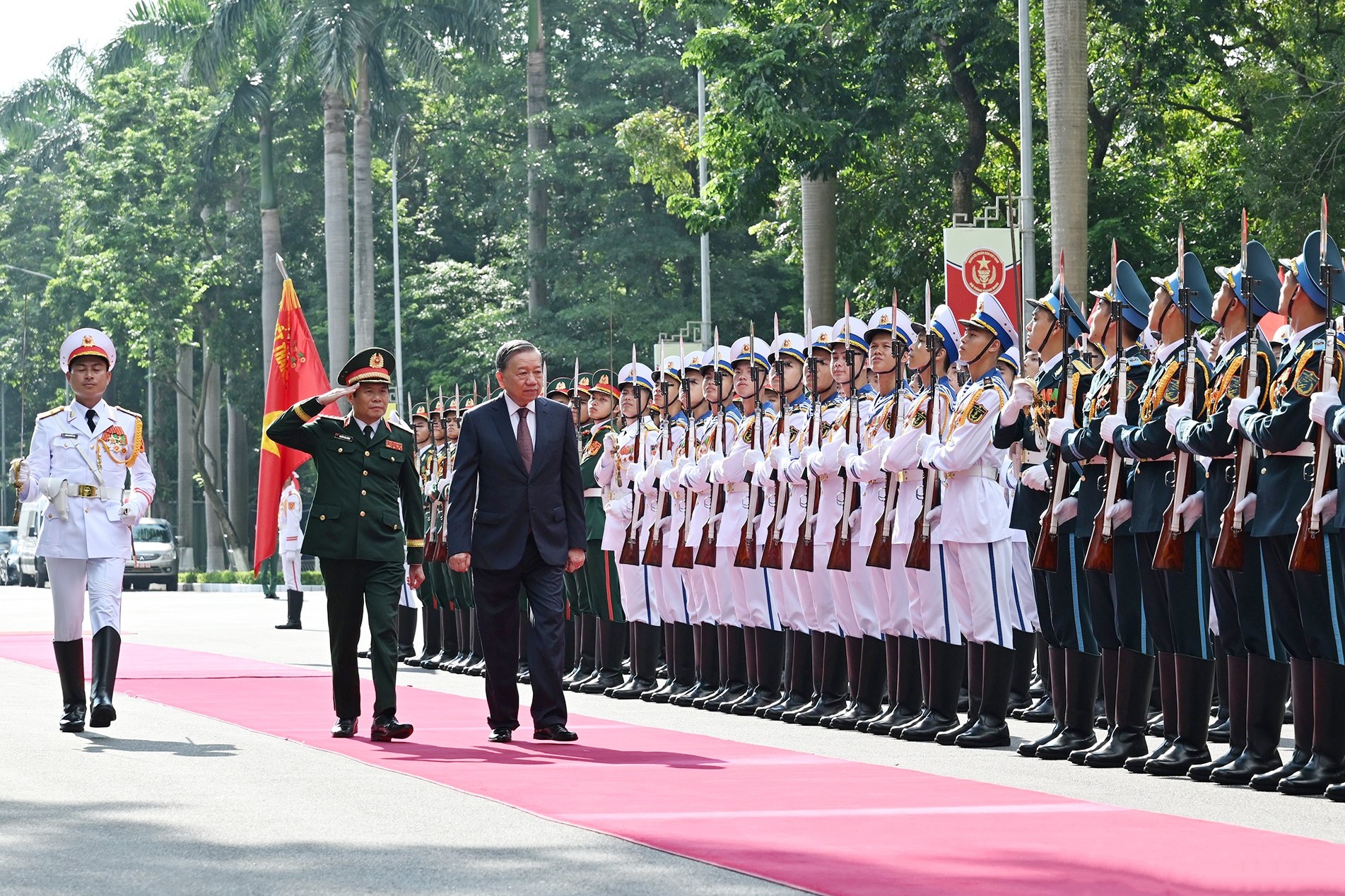 Quân đội Nhân dân vững bước dưới cờ Đảng quang vinh Quân đội Nhân dân vững bước dưới cờ Đảng quang vinh