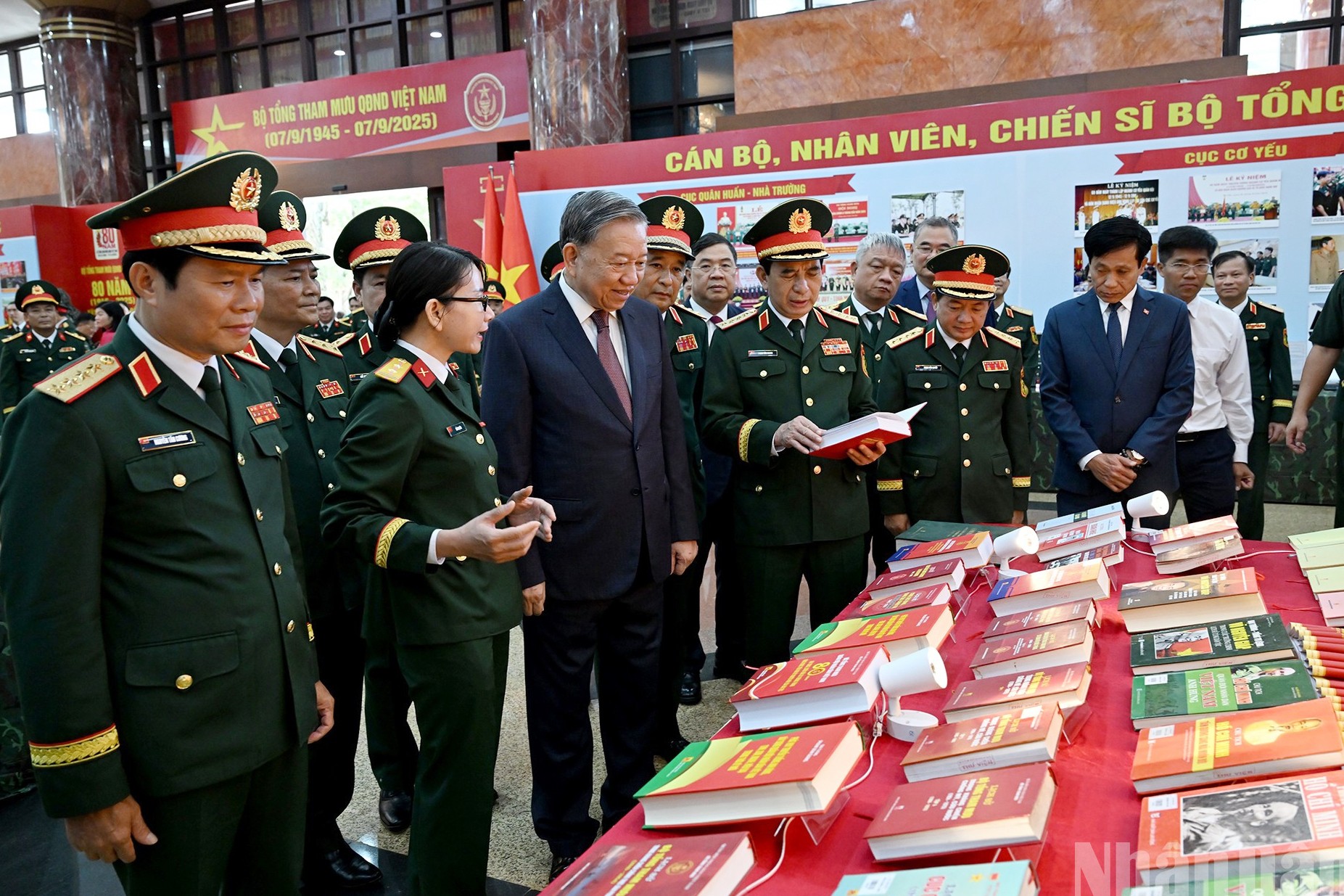 Quân đội Nhân dân vững bước dưới cờ Đảng quang vinh Quân đội Nhân dân vững bước dưới cờ Đảng quang vinh