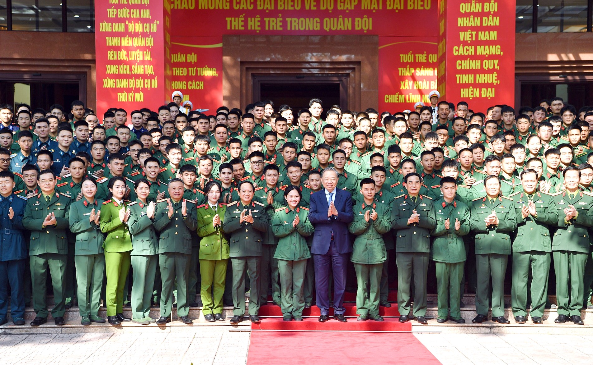 Quân đội Nhân dân vững bước dưới cờ Đảng quang vinh Quân đội Nhân dân vững bước dưới cờ Đảng quang vinh