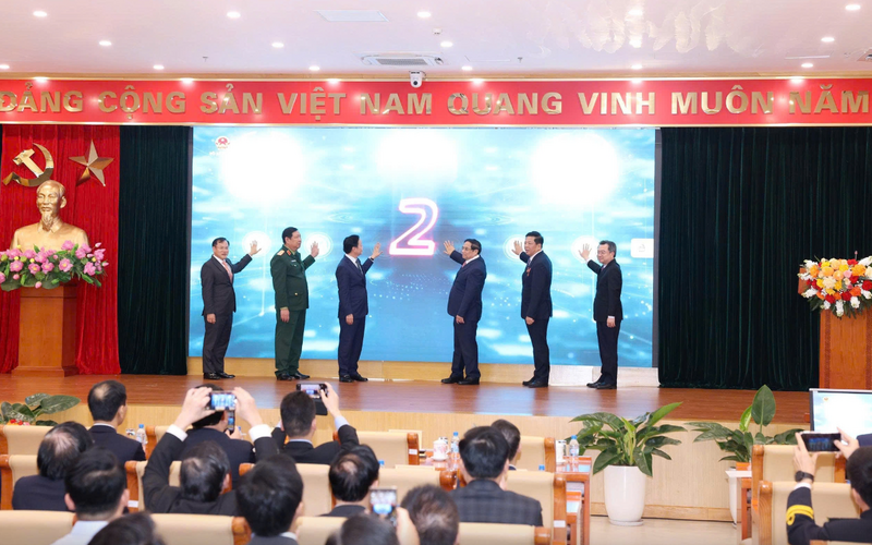 Thủ tướng Phạm Minh Chính cùng các lãnh đạo thực hiện nghi thức vận hành các nền tảng số của Bộ Xây dựng. Ảnh: Tạ Hải