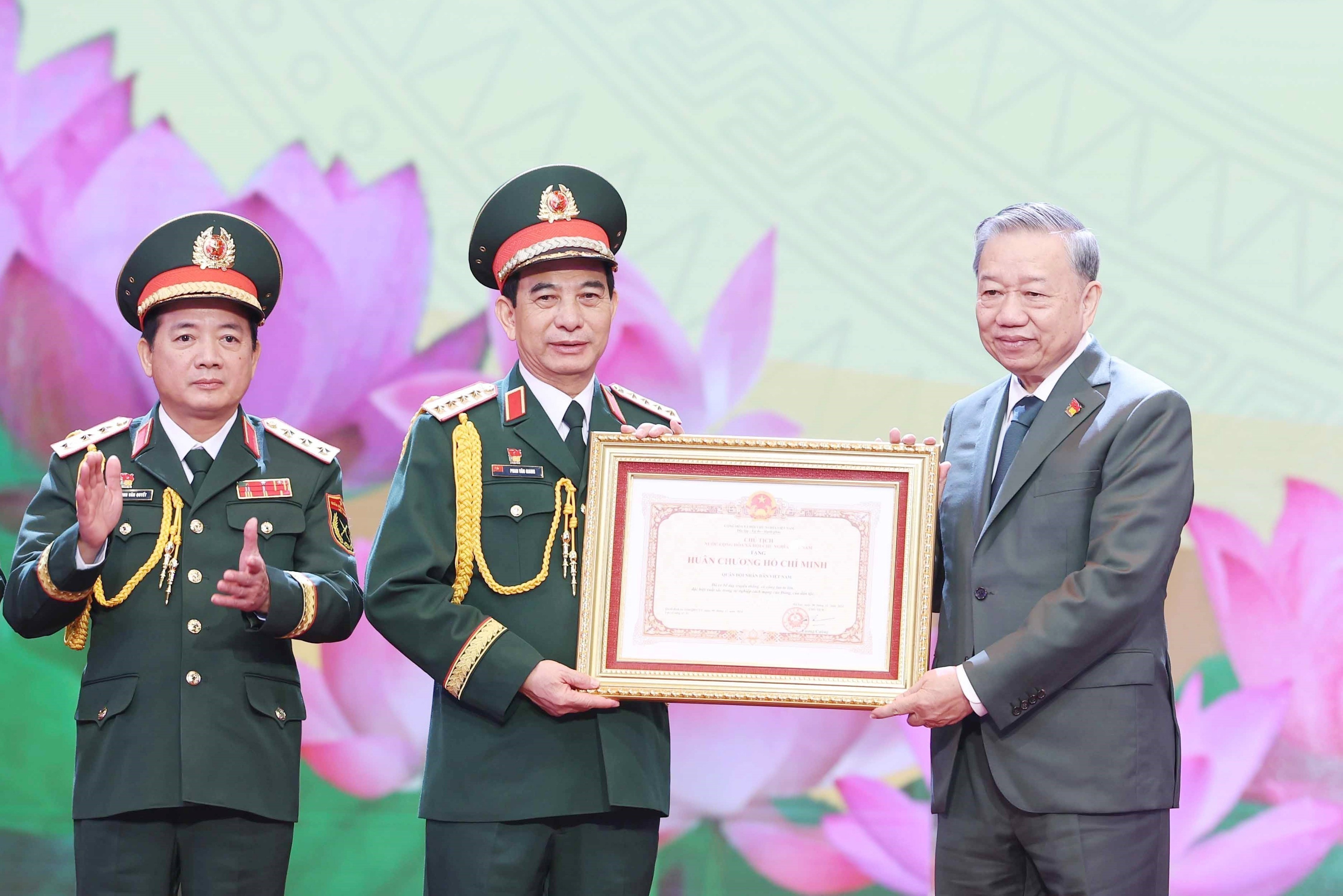 Quân đội Nhân dân vững bước dưới cờ Đảng quang vinh Quân đội Nhân dân vững bước dưới cờ Đảng quang vinh