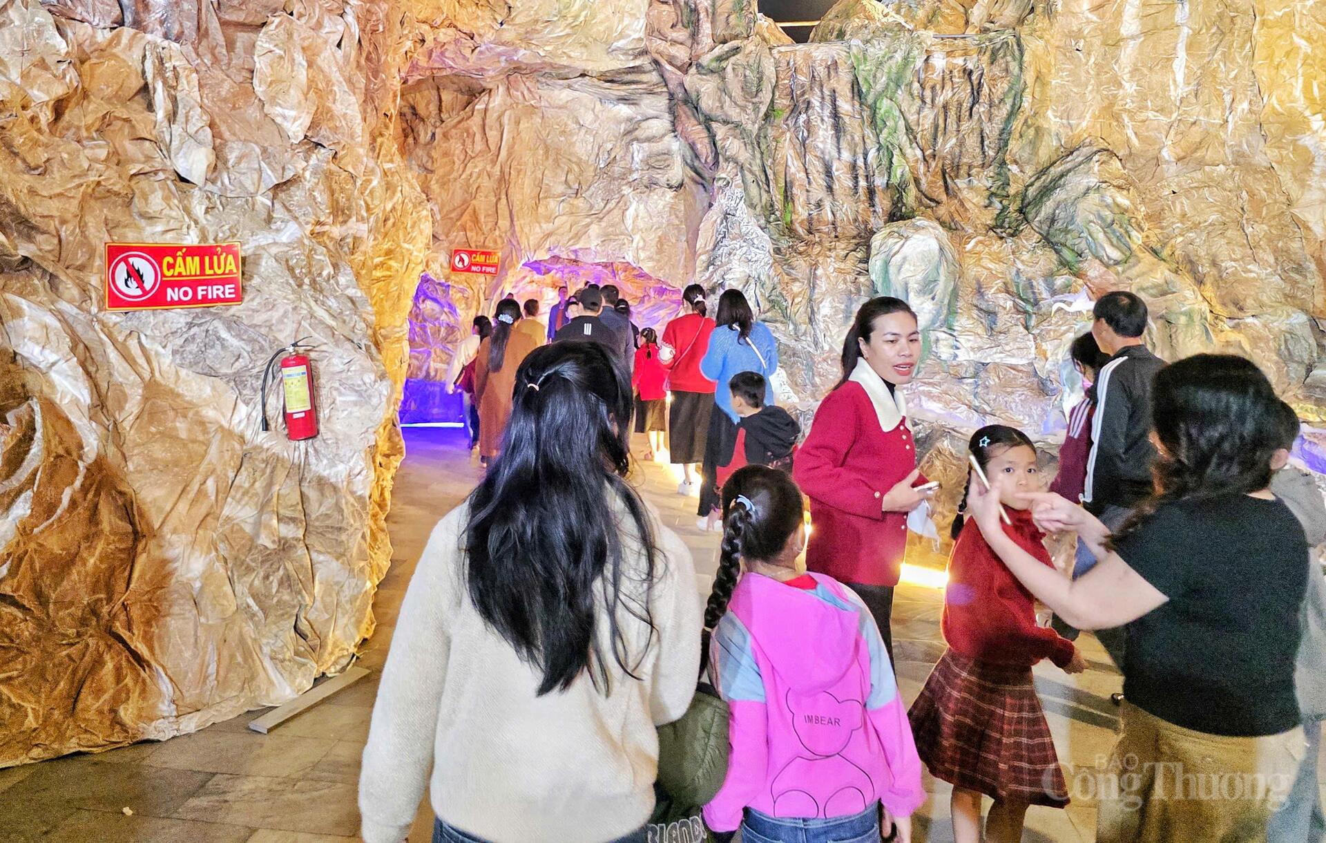 Bên trong hang đá được thiết kế các lối đi riêng cho người dân tham quan.