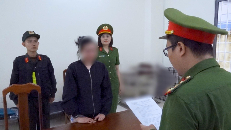 Cơ quan Cảnh sát điều tra Công an tỉnh Khánh Hòa đọc quyết định khởi tố bị can đối với đối tượng L.T.T.A. (37 tuổi, tên gọi khác là L.M.Y.) mang quốc tịch Việt Nam - Hàn Quốc. Ảnh: CACC