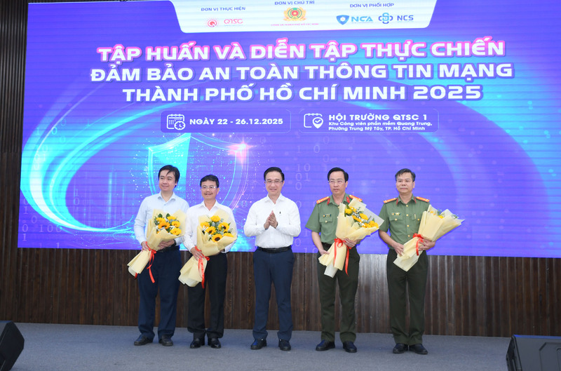Ông Đặng Minh Thông - Phó Bí thư Thành ủy TP. Hồ Chí Minh tặng hoa cho Ban tổ chức chương trình. Ảnh; Minh Khuê.