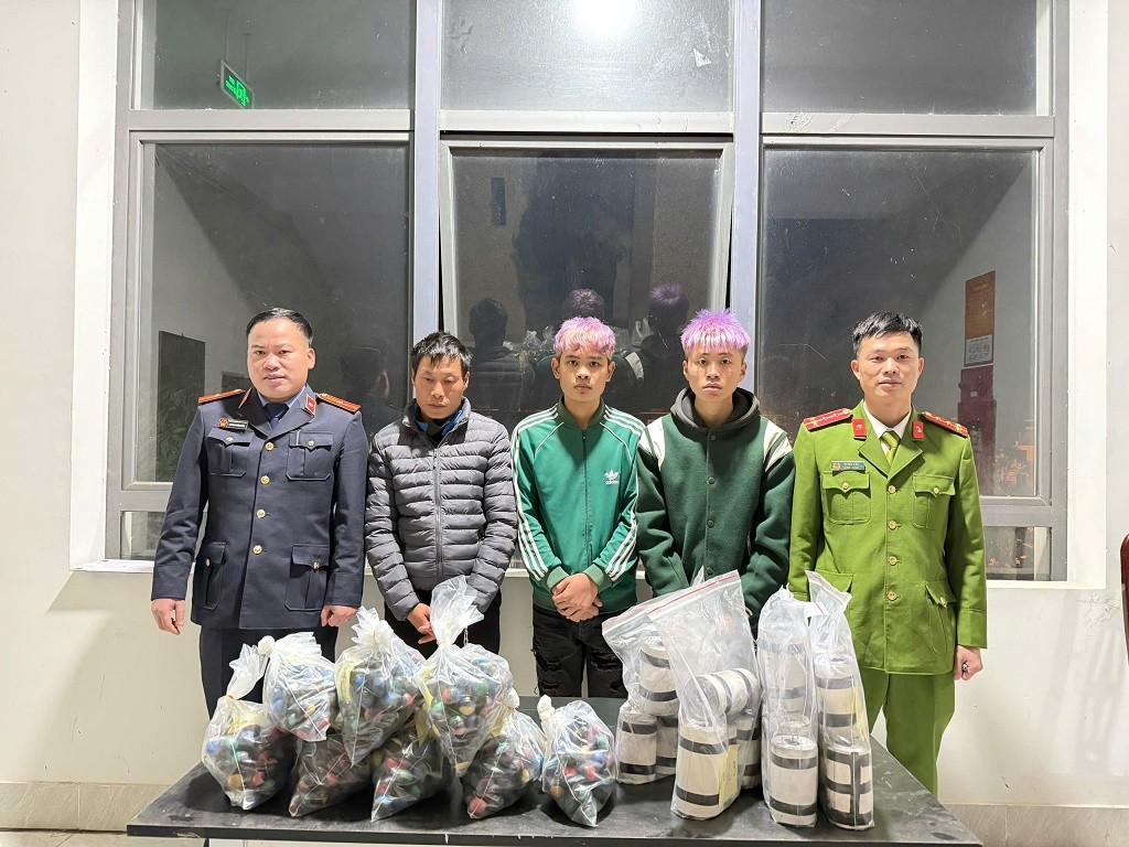 Các đối tượng và tang vật bị thu giữ tại cơ quan điều tra