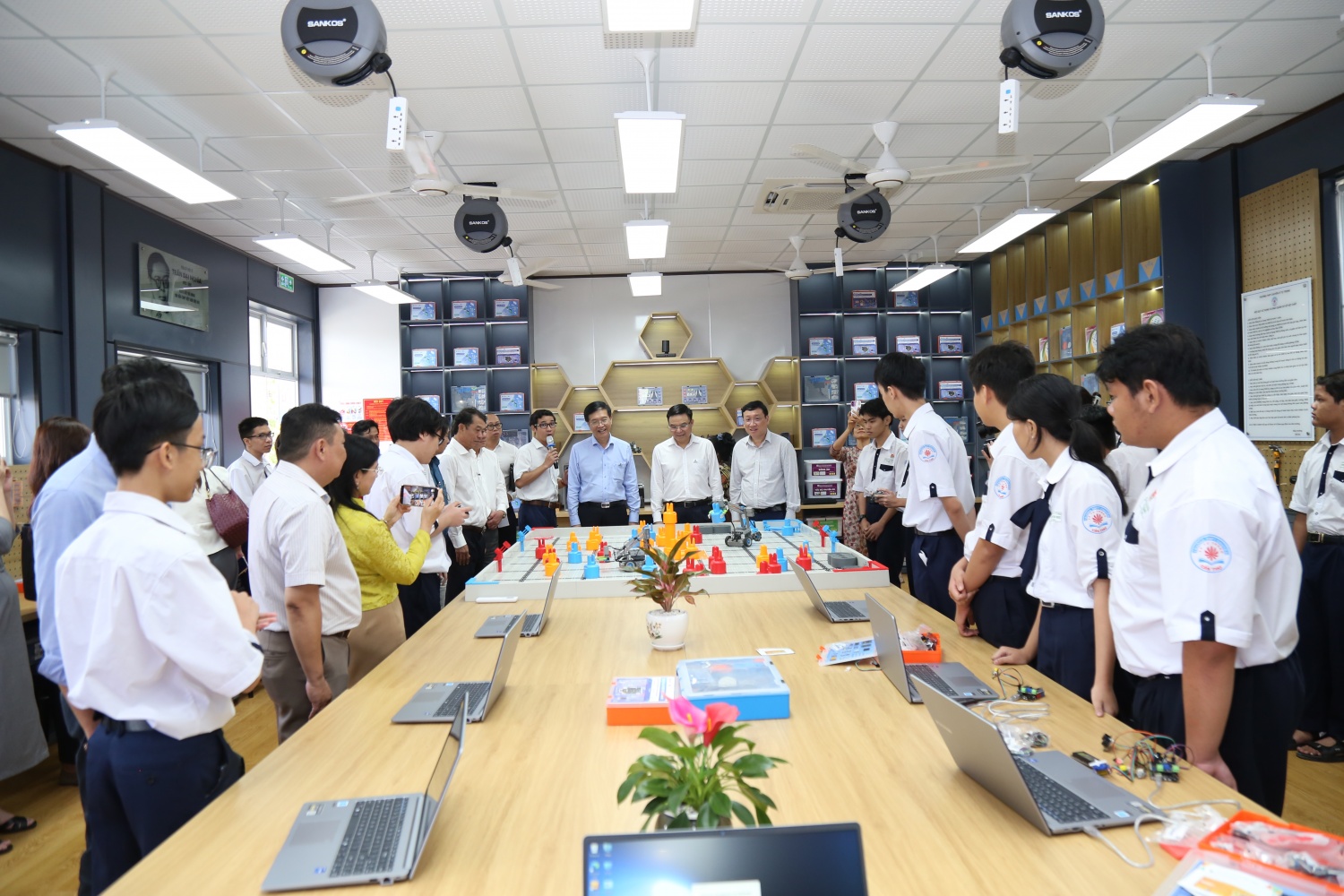 STEM Innovation Petrovietnam tạo nền tảng bền vững cho nguồn nhân lực khoa học - công nghệ STEM Innovation Petrovietnam tạo nền tảng bền vững cho nguồn nhân lực khoa học - công nghệ