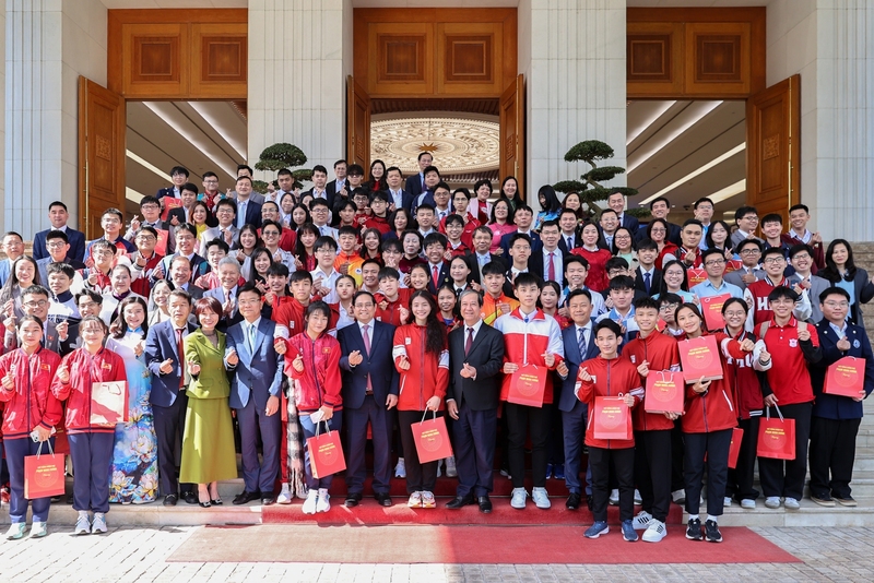 Thủ tướng Phạm Minh Chính và các em học sinh đoạt giải tại các kỳ thi quốc tế năm 2025 - Ảnh: VGP/Nhật Bắc