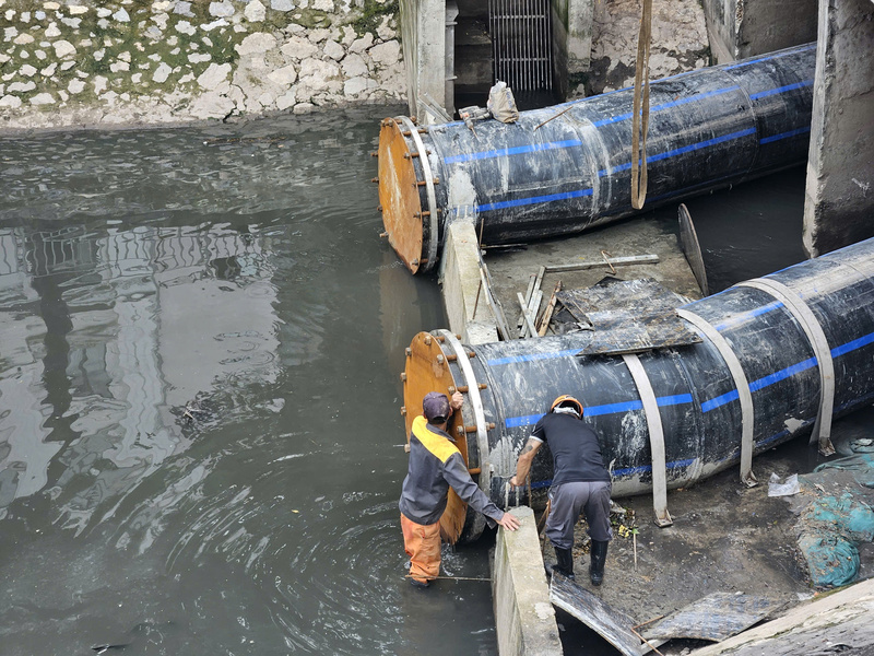 Dự án thi công dẫn nước từ hồ Tây vào sông Tô Lịch. Ảnh: Trần Khoa