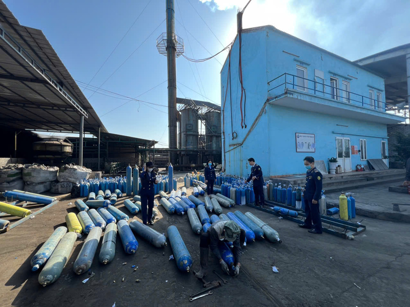 Lực lượng quản lý thị trường kiểm tra hàng hóa trên địa bàn.