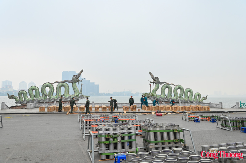 Tại vườn hoa Lạc Long Quân (phường Tây Hồ), một trong những điểm bắn pháo hoa của thành phố, công tác chuẩn bị đang được triển khai khẩn trương.