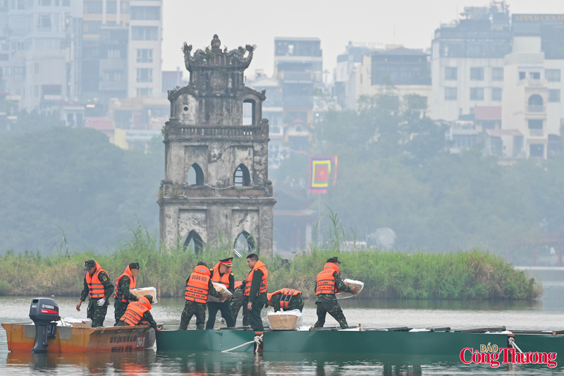 Thượng tá Nguyễn Việt Hòa, Chỉ huy trưởng Ban chỉ huy Phòng thủ khu vực 3-Hồng Hà, cho biết: Thực hiện chỉ đạo của Thành phố và Bộ tư lệnh Thủ đô Hà Nội, cán bộ, chiến sĩ đơn vị đang tích cực, khẩn trương hoàn tất các khâu chuẩn bị, lắp đặt các giàn pháo, bảo đảm tổ chức bắn pháo hoa thành công, an toàn.