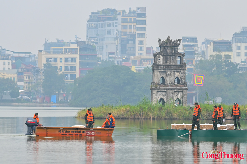 Tại trận địa pháo hoa khu vực hồ Hoàn Kiếm, cán bộ, chiến sĩ Ban chỉ huy Phòng thủ khu vực 3-Hồng Hà (Bộ tư lệnh Thủ đô Hà Nội) đang được hoàn tất lắp đặt hệ thống ống phóng, liên kết pháo theo kịch bản.