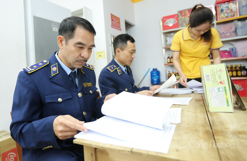 Lợi dụng thời điểm cuối năm, các đối tượng kinh doanh hàng hóa nhập ngoại không rõ nguồn gốc có thủ đoạn rất tinh vi. Ảnh: Trọng Tùng