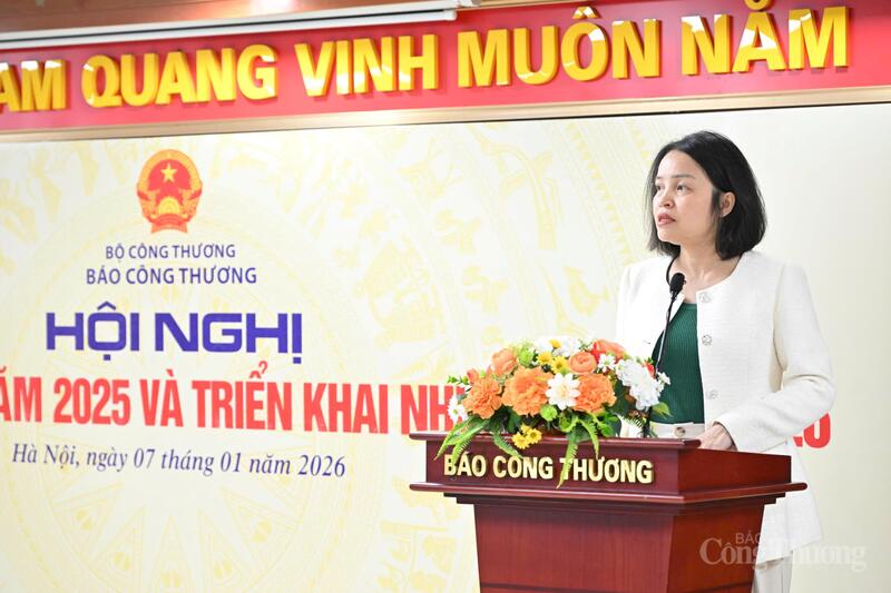 Phó Tổng Biên tập Báo Công Thương Nguyễn Thị Thuỳ Linh trình bày báo cáo tổng kết chuyên môn năm 2025 và triển khai nhiệm vụ năm 2026. Ảnh: Cấn Dũng