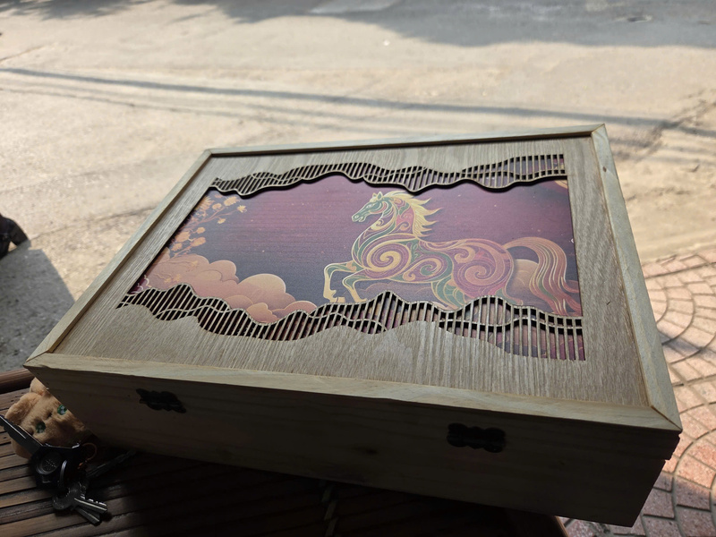 Hộp đựng quà có in hình con ngựa được bán với giá 170.000 đồng. Ảnh: Lưu Vinh