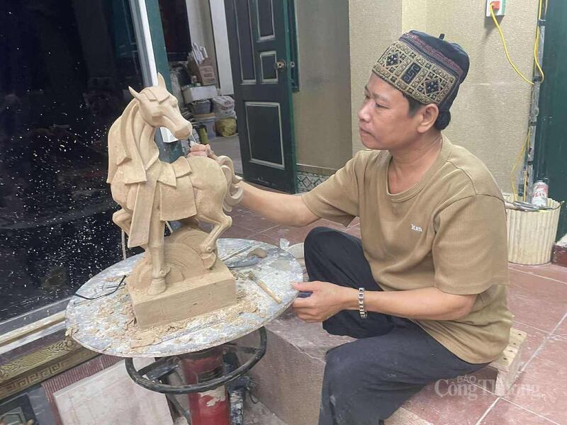 Tác phẩm "xuân phong mã đáo" do nghệ nhân Trần Xuân Triều tự tay hoàn thiện.