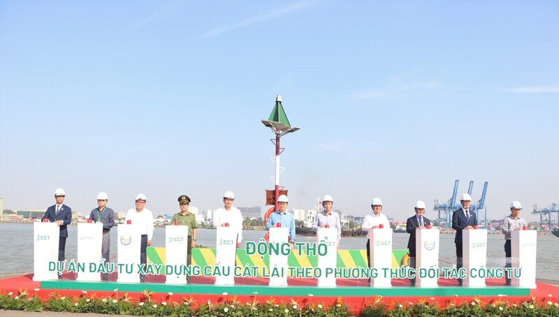 Các đại biểu thực hiện nghi thức bấm nút động thổ Dự án Đầu tư xây dựng cầu Cát Lái.