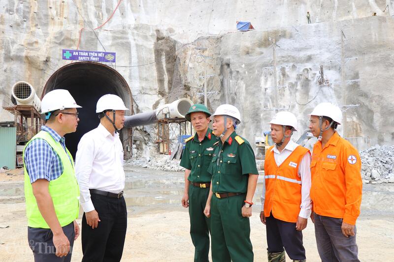 Các kỹ sư, công nhân bám công trường, thi đua hoàn thành từng hạng mục chào mừng Đại hội XIV của Đảng. Ảnh: Thanh Tuấn