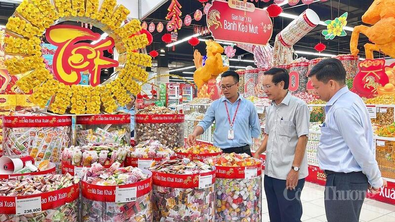 Ông Huỳnh Thanh Sử, Phó Giám đốc Sở Công Thương TP. Cần Thơ cùng đoàn công tác trực tiếp kiểm tra thực tế tại một số hệ thống phân phối lớn trên địa bàn. Ảnh: Khánh Ngọc