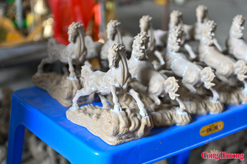 Đại diện Khởi Minh CST đơn vị chuyên tư vấn thương hiệu và chế tác quà tặng doanh nghiệp cho biết, năm nay thị trường ghi nhận xu hướng doanh nghiệp lựa chọn quà Tết mang chiều sâu tinh thần thay vì chỉ tập trung vào giá trị vật chất.