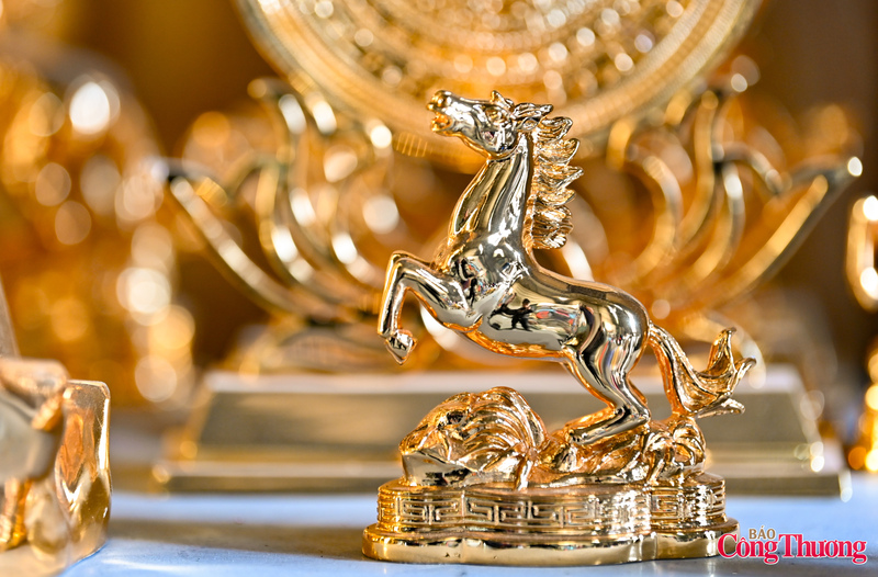 Thời điểm cận Tết Bính Ngọ 2026, thị trường linh vật ngựa ghi nhận sức mua tăng sớm, đặc biệt ở phân khúc quà tặng cao cấp cho doanh nghiệp. Bên cạnh các sản phẩm phổ thông, các mẫu ngựa chế tác thủ công, dát vàng được nhiều đơn vị lựa chọn nhờ giá trị biểu trưng và tính độc bản. Xu hướng tiêu dùng cho thấy doanh nghiệp ưu tiên linh vật có tạo hình mạnh mẽ, mang thông điệp về tốc độ, khát vọng và tầm nhìn phát triển.