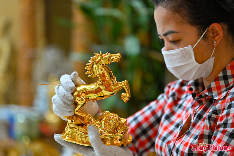 Ngoài ra nhiều doanh nghiệp đặt thiết kế riêng về kích thước, thế dáng, chi tiết hoa văn hoặc kết hợp yếu tố văn hóa truyền thống để phù hợp với thông điệp thương hiệu.