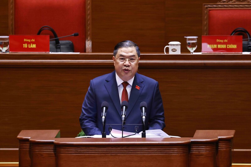 Đồng chí Phạm Gia Túc, Ủy viên Trung ương Đảng, Chánh Văn phòng Trung ương Đảng, Trưởng Đoàn Thư ký thông báo kết quả bầu Đoàn Chủ tịch, Đoàn Thư ký tại phiên họp trù bị. Ảnh: TTXVN