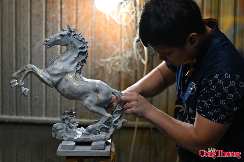 Điểm khác biệt của các tác phẩm ngựa dát vàng nằm ở quy trình chế tác thủ công nhiều công đoạn, đòi hỏi sự tham gia trực tiếp của nghệ nhân lành nghề. Sau khi tạo hình, mài và xử lý khuôn để đạt độ chuẩn xác về hình khối, bề mặt tượng được phủ nhiều lớp sơn mài truyền thống, tạo nền bền vững và chiều sâu thị giác.