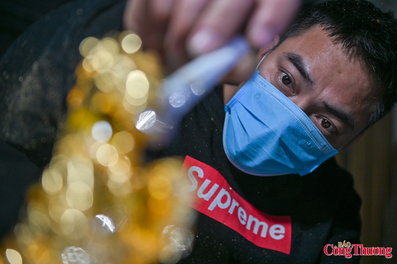 Chính yếu tố thủ công này khiến mỗi tác phẩm có sắc độ và hiệu ứng ánh kim khác nhau, tạo nên tính độc bản.