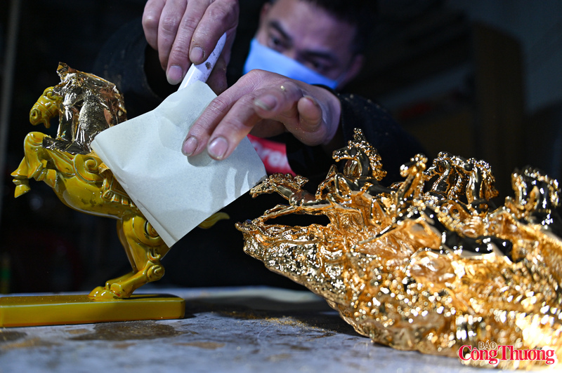 Đáng chú ý, công đoạn dát vàng được thực hiện hoàn toàn bằng tay.
