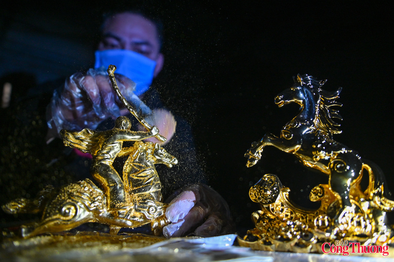 Năm Bính Ngọ 2026, các dòng quà tặng linh vật ngựa chế tác thủ công, đặc biệt là ngựa dát vàng, đang thu hút sự quan tâm lớn từ những khách có thu nhập cao.