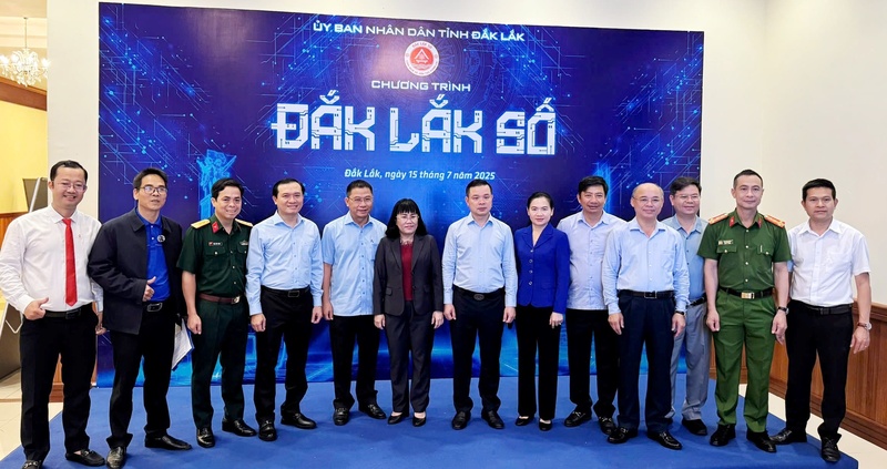 Lãnh đạo tỉnh Đắk Lắk trong chương trình Đắk Lắk số. Ảnh: Tuấn Hải