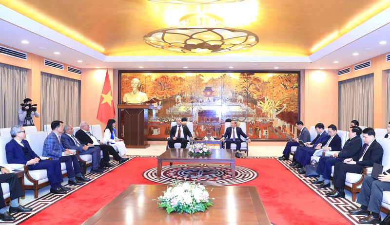 Chủ tịch UBND TP. Hà Nội Vũ Đại Thắng làm việc với Đoàn Hội đồng doanh nhân Ả Rập do ông Bassam Tabajah, Chủ tịch Hội đồng doanh nhân Ả Rập - Chủ tịch HĐQT, Tổng Giám đốc Freehand và TEGA dẫn đầu. Ảnh: Linh Phạm