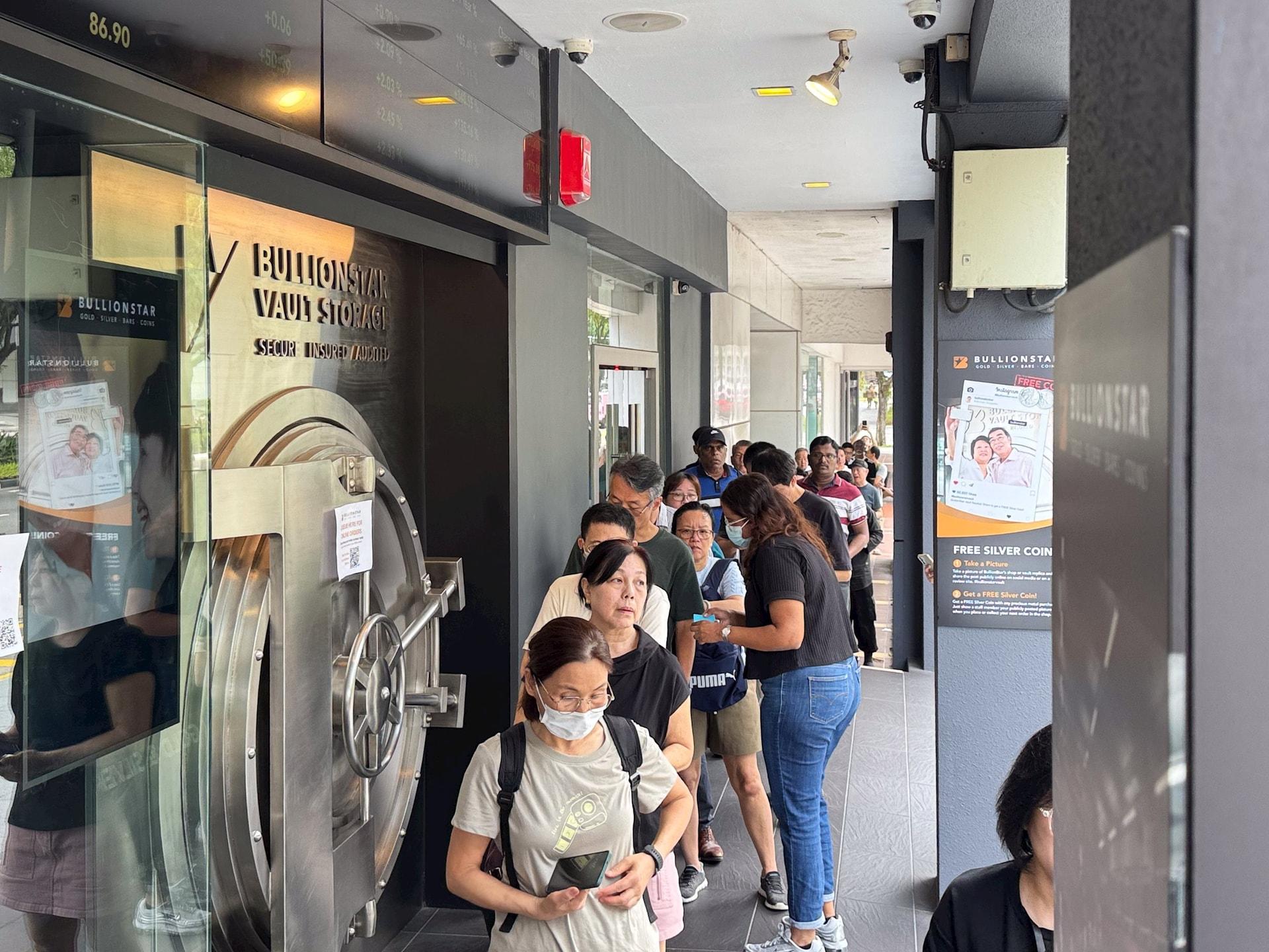 singapore-hang-tram-khach-xep-hang-cho-mua-bac-bullionstar-hen-tra-hang-sau-3-thang_695f6b9975e1e.jpg