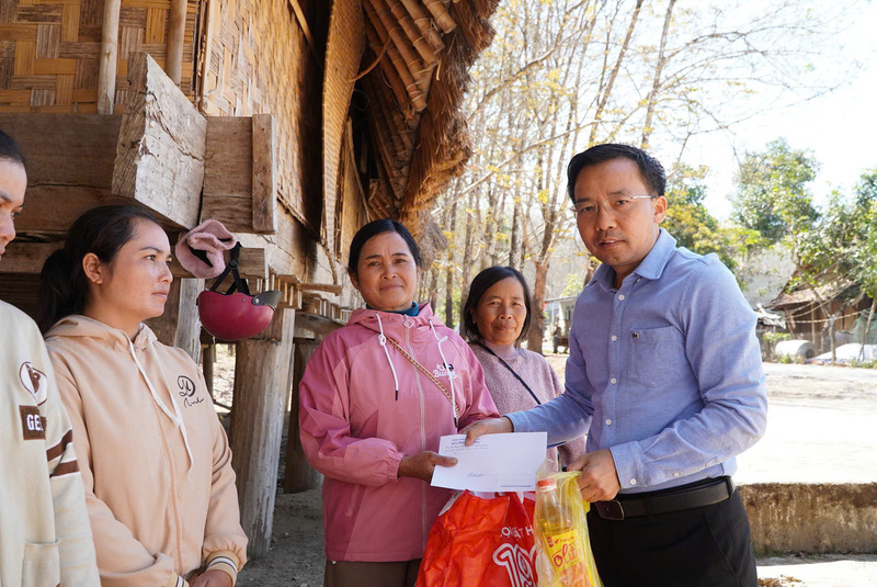 Ông Nguyễn Thanh Mân, Giám đốc Sở Công Thương Quảng Ngãi mong rằng, món quà sẽ giúp người dân bớt chút khó khăn để đón Tết đầm ấm. Ảnh: Sở Công Thương Quảng Ngãi