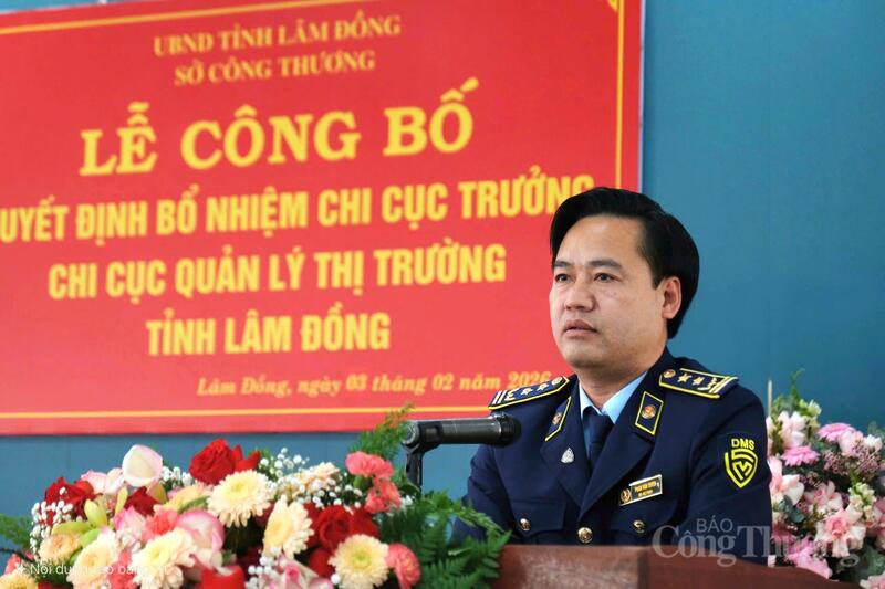 Ông Phan Văn Tuyên, Chi cục trưởng Chi cục Quản lý thị trường tỉnh Lâm Đồng phát biểu nhận nhiệm vụ. Ảnh: Lê Sơn