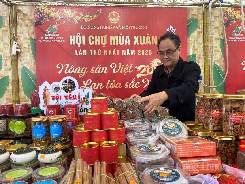 Hương quế Trà Bồng sẵn sàng phục vụ khách mua sắm. Ảnh: Hải Linh