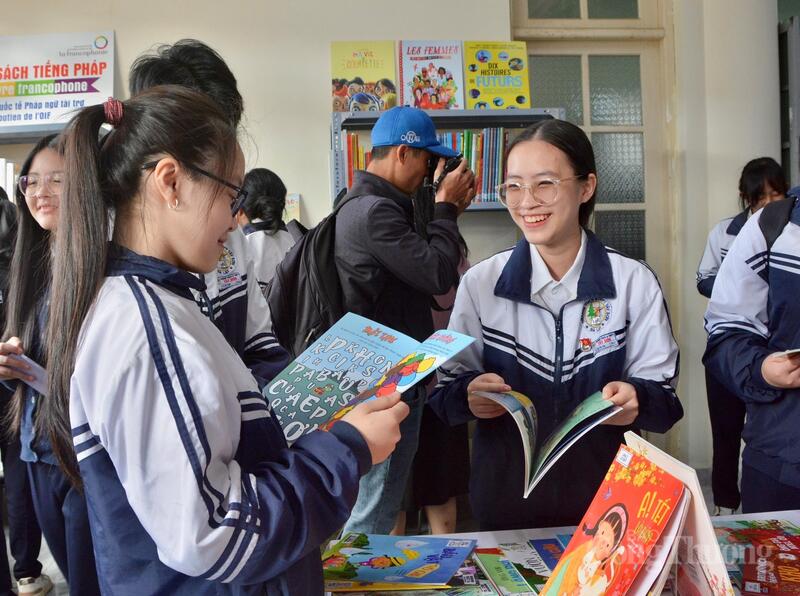 Các em học sinh thích thú với các ấn phẩm. Ảnh: Minh An