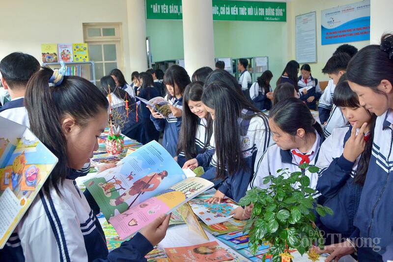 Các em học sinh hào hứng đọc các ấn phẩm và văn hóa đọc. Ảnh: Minh An