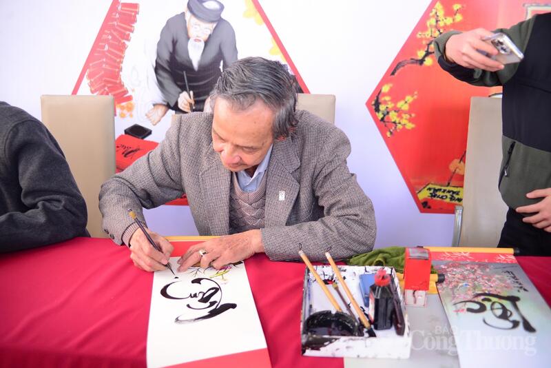 Không gian ông đồ viết thư pháp phục vụ Nhân dân xin chữ đầu xuân. Ảnh: Minh An