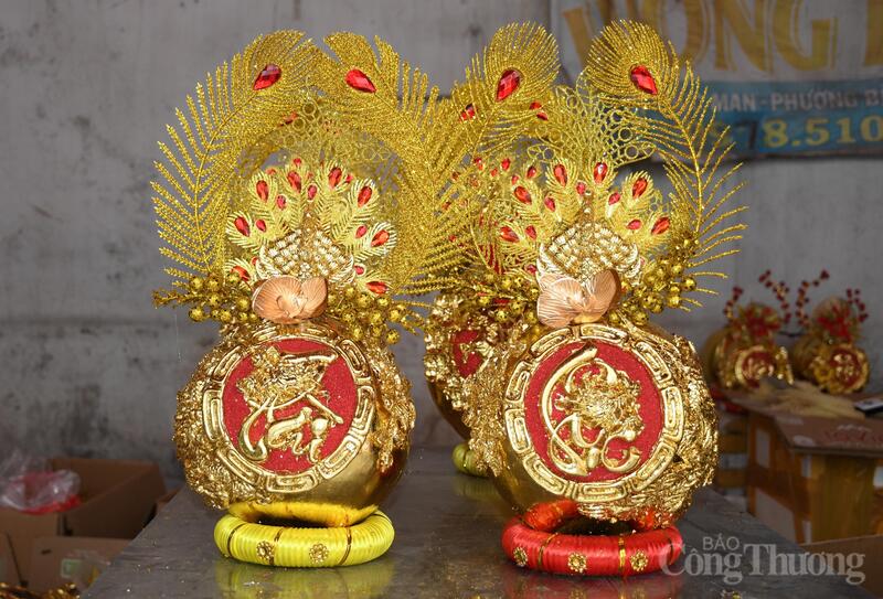 Cặp dừa dát vàng "Song Long Tài Lộc" có giá bán từ 750.000 đến 800.000 đồng/cặp