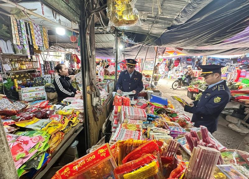 Lực lượng Qản lý thị trường tỉnh Quảng Trị kiểm tra hàng hoá tại chợ truyền thống.