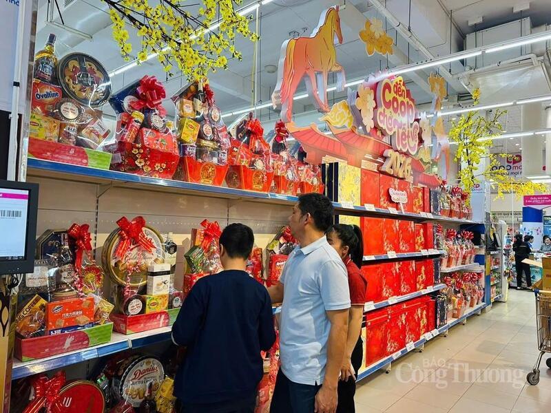 Người dân mua sắm hàng hoá tại Quảng Trị.