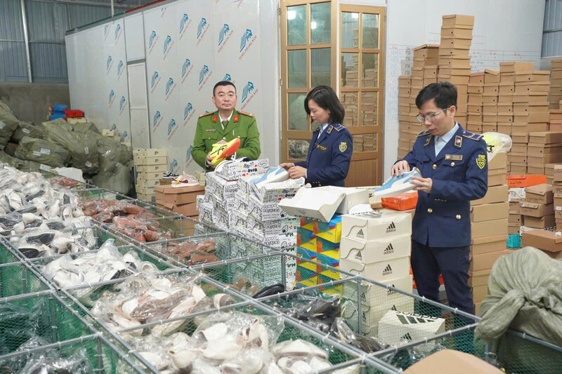 Trong đợt ra quân, (ngày 15/01/2026), lực lượng QLTT Thanh Hóa phối hợp với Công an phường Quang Trung kiểm tra đột xuất, phát hiện hộ kinh doanh T.T.L, có địa chỉ tại phường Quang Trung, bày bán 230 đôi giày thể thao có dấu hiệu giả mạo nhãn hiệu NIKE và ASICS, 650 đôi dép không rõ nguồn gốc xuất xứ có tổng trị giá là 157,5 triệu đồng. Ảnh: QLTT Thanh Hóa.